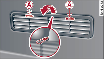 Vetture con riduzione catalitica selettiva*: rivestimento laterale destro del bagagliaio